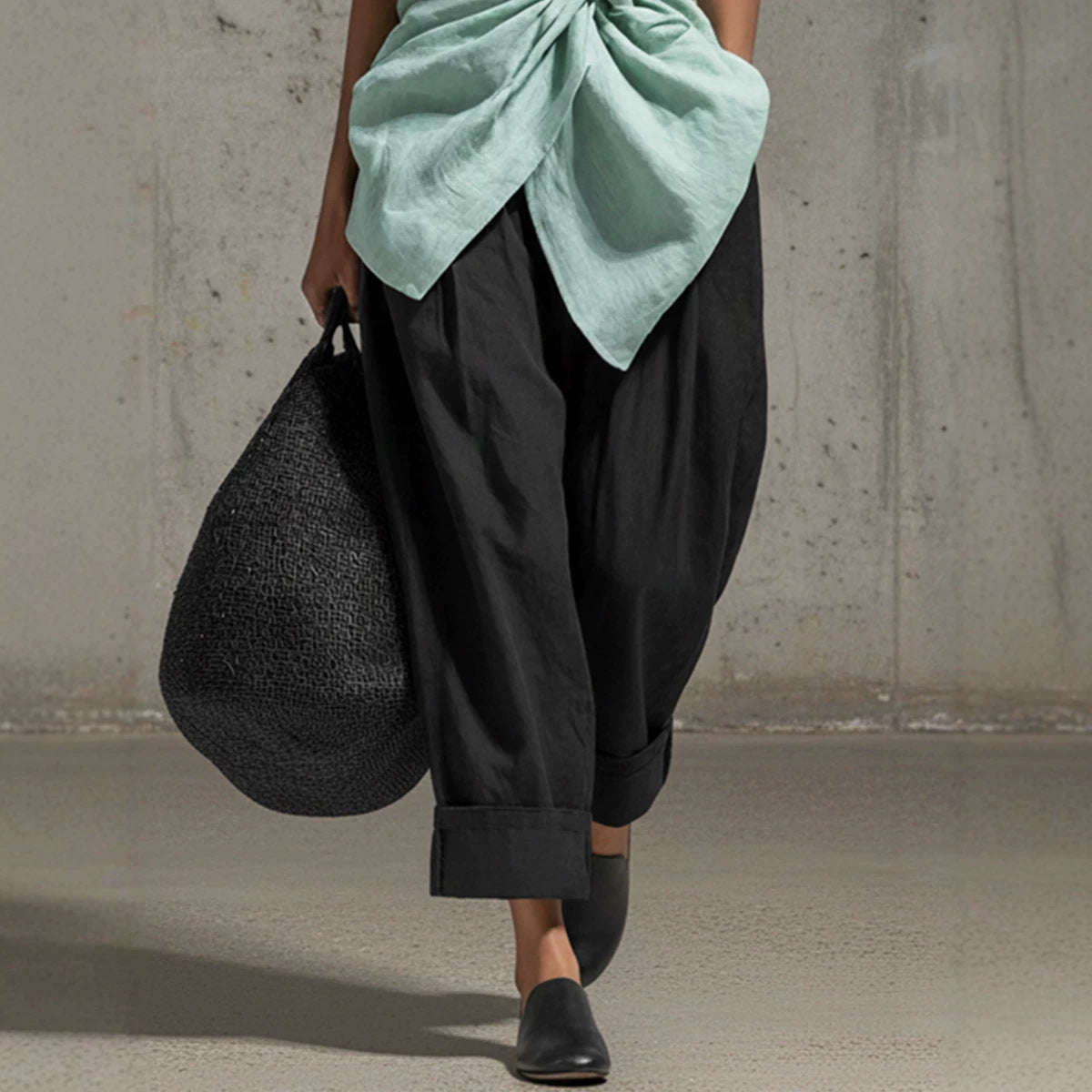 Ensemble top sans manches à col en V noué devant et pantalon large pour femme